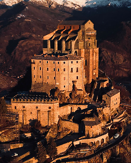 La Via Crucis verso la Sacra di San Michele: una manifestazione di fede e speranza
