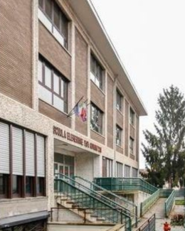 Giovanissimi vandali  tentano di incendiare l'ex scuola: minorenni denunciati a Nichelino
