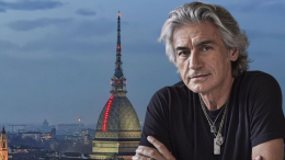 Ligabue torna in concerto a Torino: "Ci vediamo a teatro"