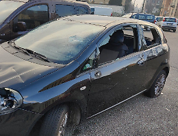 Balordi incappucciati spaccano tutti i vetri all'auto di un pensionato