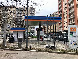 La pompa di benzina è una discarica: dopo la denuncia ecco la maxi pulizia