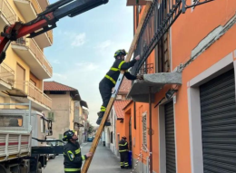 Paura a Nole: camion dei rifiuti provoca il crollo di un balcone