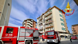 Asti: donna  sale sul tetto di un palazzo di quattro piani, salvata dai vigili del fuoco 