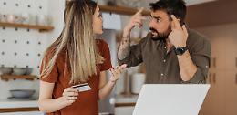 Allarme violenza economica di genere: "4 donne su 10 senza conto corrente"