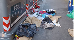 Il quartiere si sveglia tra i rifiuti: "qui è così ogni giorno"