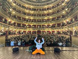 Camihawke: l’influencer che conquista il Teatro e il cuore dei Millennial