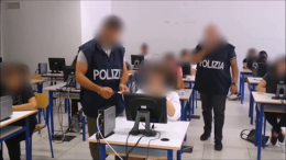 Ecco i "furbetti della patente": microcamere e auricolari per passare l'esame di guida