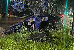 Incidente all'incrocio, scontro fra due auto: un ragazzo incastrato fra le lamiere