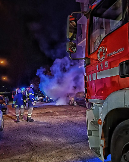 Lombardore: divampano le fiamme di un’auto incendiata in un prato