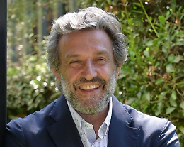 Flavio Insinna aiuta due donne sfrattate dalla loro casa: «Le garanzie per l’affitto posso offrirvele io»