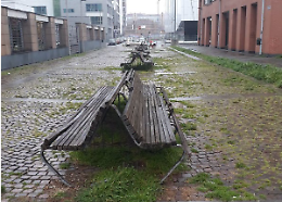 Panchine rotte a Torino: "Non sappiamo dove sederci"