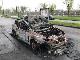 A fuoco un'altra auto davanti alle case popolari occupate