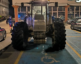 Che ci fa un trattore nel posto disabili? La signora è andata al pub in Lamborghini