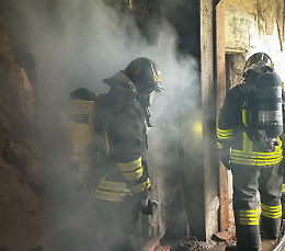 Scoppia un incendio in uno stabile abbandonato, mistero sulle cause