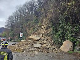 Maltempo in Piemonte, una frana improvvisa blocca una strada
