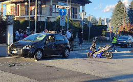 Si schianta con lo scooter contro una Fiat Grande Punto, un 15enne al Cto dopo l'incidente stradale 