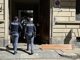 Paura nel palazzo: un uomo appicca un incendio e minaccia tutti con un machete