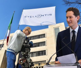 E' il compleanno di John Elkann, ma gli auguri servono agli operai.  Ecco cosa succede a Mirafiori