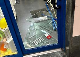 Ancora una spaccata in via San Donato. Ma il bottino è di soli 10 euro