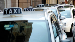 Tassisti contro i monopattini: "Ormai Torino è una giungla"