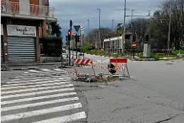 La “Rotonda Fantasma” di Corso Toscana: quando la buca è talmente grande che bisogna girarci intorno