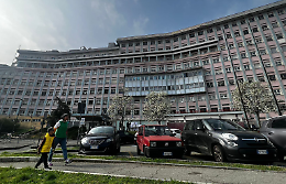 A cinque anni cade dal balcone mentre gioca: grave al Regina Margherita