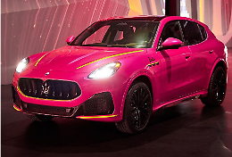 Torino diventa la città del glamour: in via Lagrange spunta l'auto di Barbie
