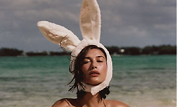 Hailey Bieber e le orecchie da coniglietta: ecco la moda ispirata a Pasqua