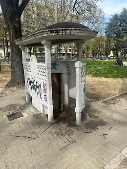I vespasiani cadono a pezzi: «Servono servizi più moderni»