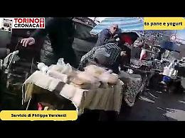 Il suk di Pasquetta: sui marciapiedi in vendita (abusivamente) pane, latte e yogurt - IL VIDEO