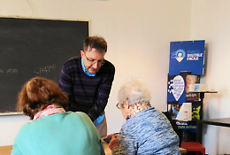 Un corso di smartphone per i senior: &laquo;Ecco come usare Facebook e Google Maps&raquo;