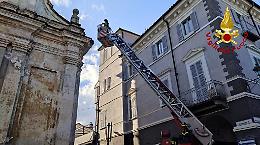 Allarme vento forte, il campanile della chiesa perde i pezzi