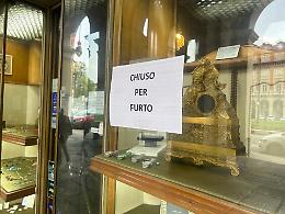 Trapano e flessibile per assaltare la storica gioielleria: «Basta, ora chiudo»