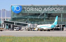 «Il Natale è rovinato». Voli cancellati da Torino, passeggeri bloccati per ore