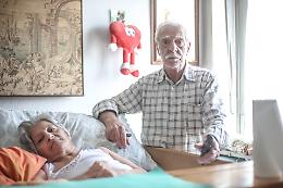 «Apri, sono Maria»: così una donna ha portato via tutto a un pensionato e alla moglie invalida