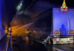 Incendio in galleria sull'A32, ecco video e foto dall'interno del tunnel 