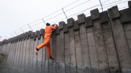 Ancora caos in carcere: un detenuto tunisino si arrampica sul muro e chiede l'espulsione