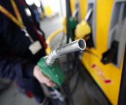 Perché la benzina è di nuovo a 2,5 euro? Ecco quanto ci costa un pieno adesso