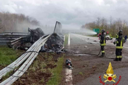 Un altro morto sulle strade, oggi è il secondo. Una settimana fa nello stesso luogo la tragedia della Ferrari