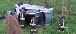 Incidente a Rivarolo Canavese: auto precipita da scarpata, una donna è grave