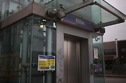 Tenta di forzare le porte della metro alla stazione Fermi: servizio bloccato 