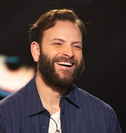 Alessandro Borghi parla della Sindrome di Tourette a “Belve” e racconta i suoi sintomi 