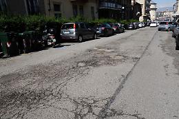 Slalom tra le buche e i rattoppi: «Così la discesa è ancora più pericolosa»