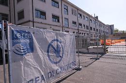 La biblioteca cambia veste, e per i clochard del portico arriva una soluzione