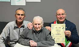 Nonna Teresa compie 100 anni e festeggia con il sindaco. Il suo segreto? Niente auto e niente tv