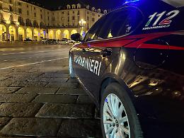 Rompe il vetro della macchina e aggredisce marito e moglie