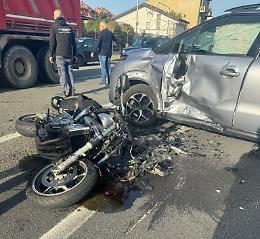 Schianto terribile contro un'auto: un motociclista è grave al Cto