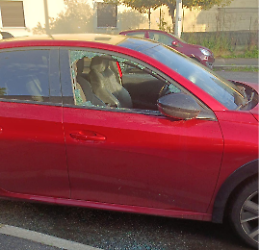 Raffica di vetri rotti, i ladri assaltano le auto davanti al centro civico