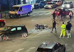 In moto contro un'auto, grave un motociclista. Ricoverata anche una donna ferita nell'incidente