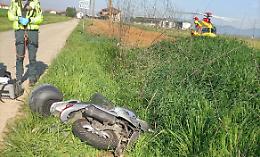 Incidente stradale: perde il controllo dello scooter, cade a terra e muore sul colpo
